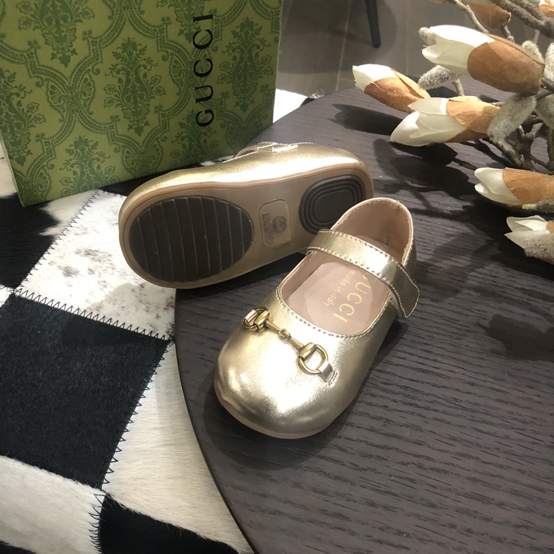 Children's shoes child